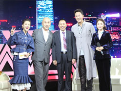 新望董事長(zhǎng)羅永輝與著名歌星劉尊老師、汪正正老師、郭津彤老師、主持人雅琪在北京電視臺(tái)錄制節(jié)目現(xiàn)場(chǎng)親切合影